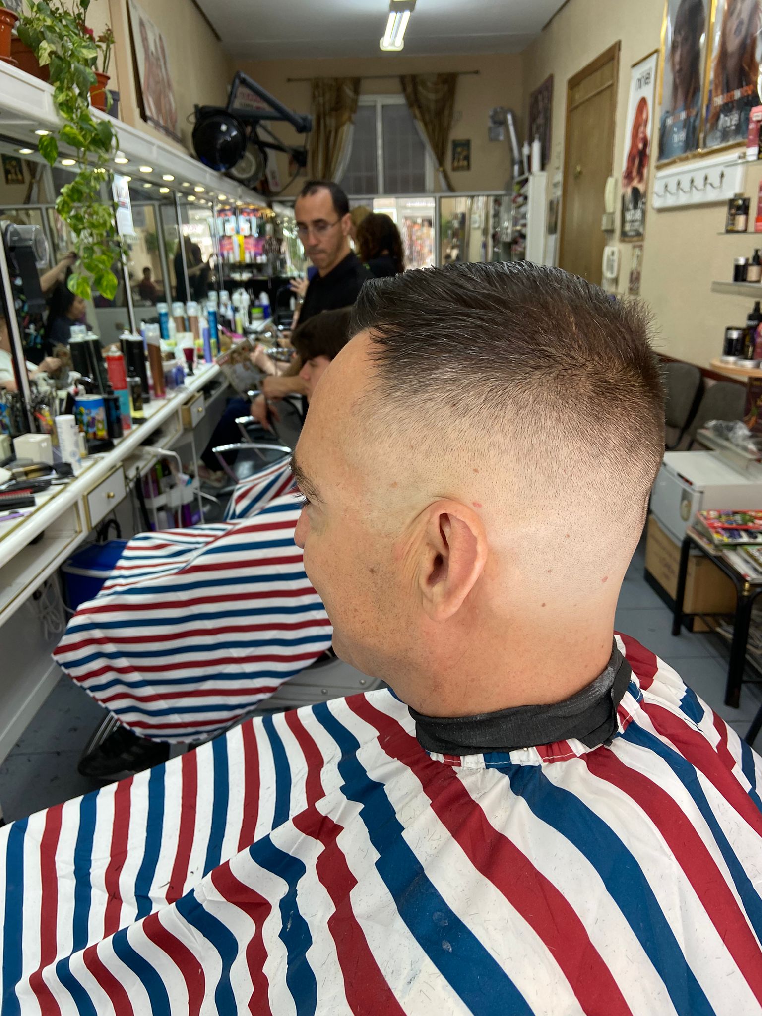 Corte clásico visto desde atrás