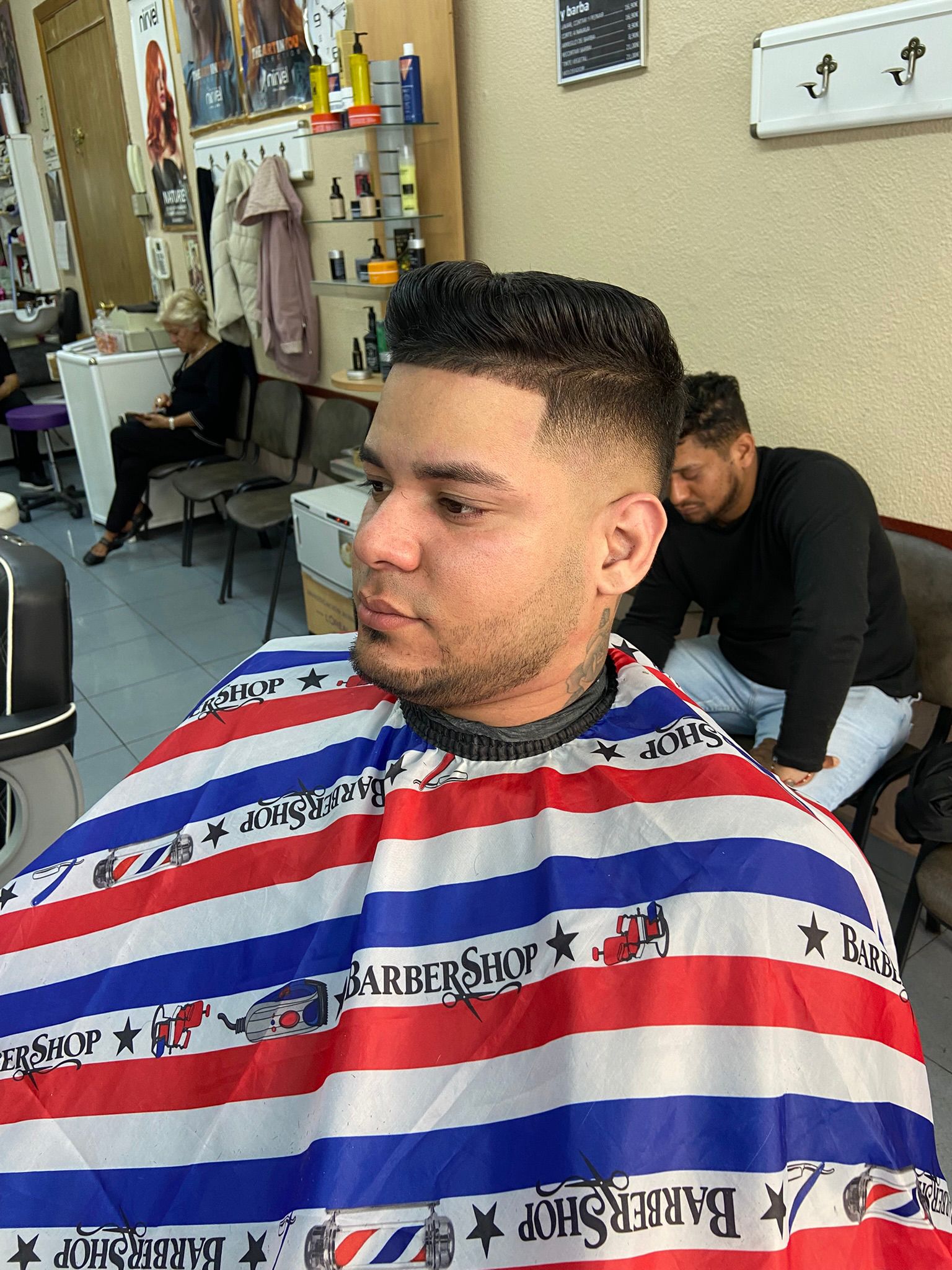 Peinado slick back con fade