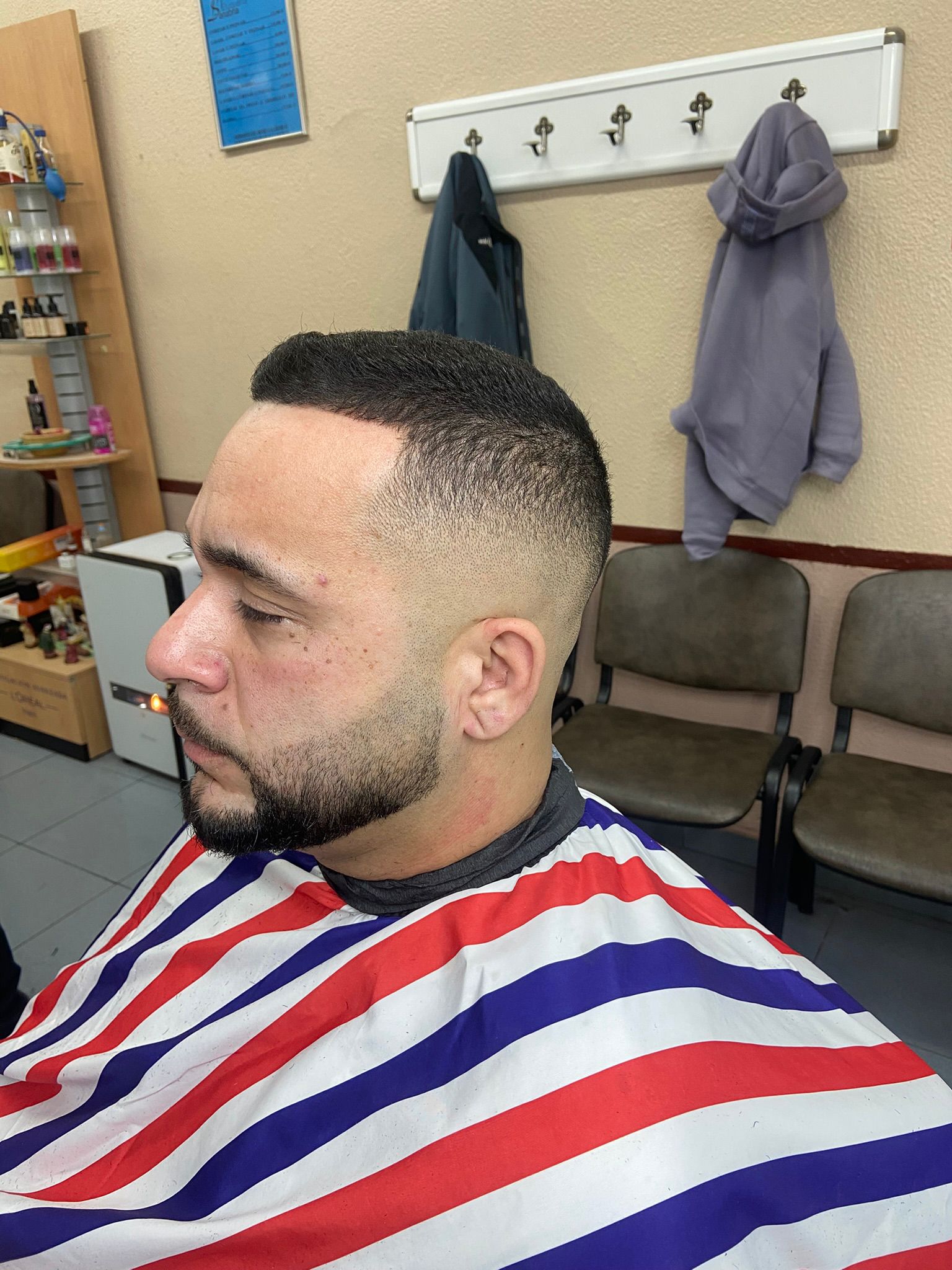 Corte con barba perfilada y fade